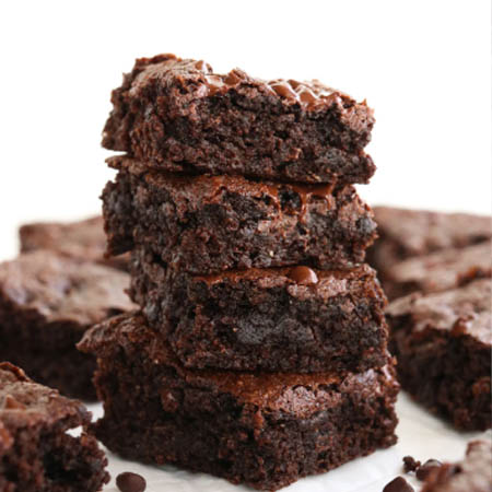 Almond flour brownie recipe featuring rich, fudgy brownies with chocolate chips on a plate.